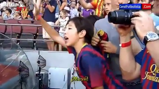 Video: Fan nhí khóc vì được Gerard Pique tặng áo